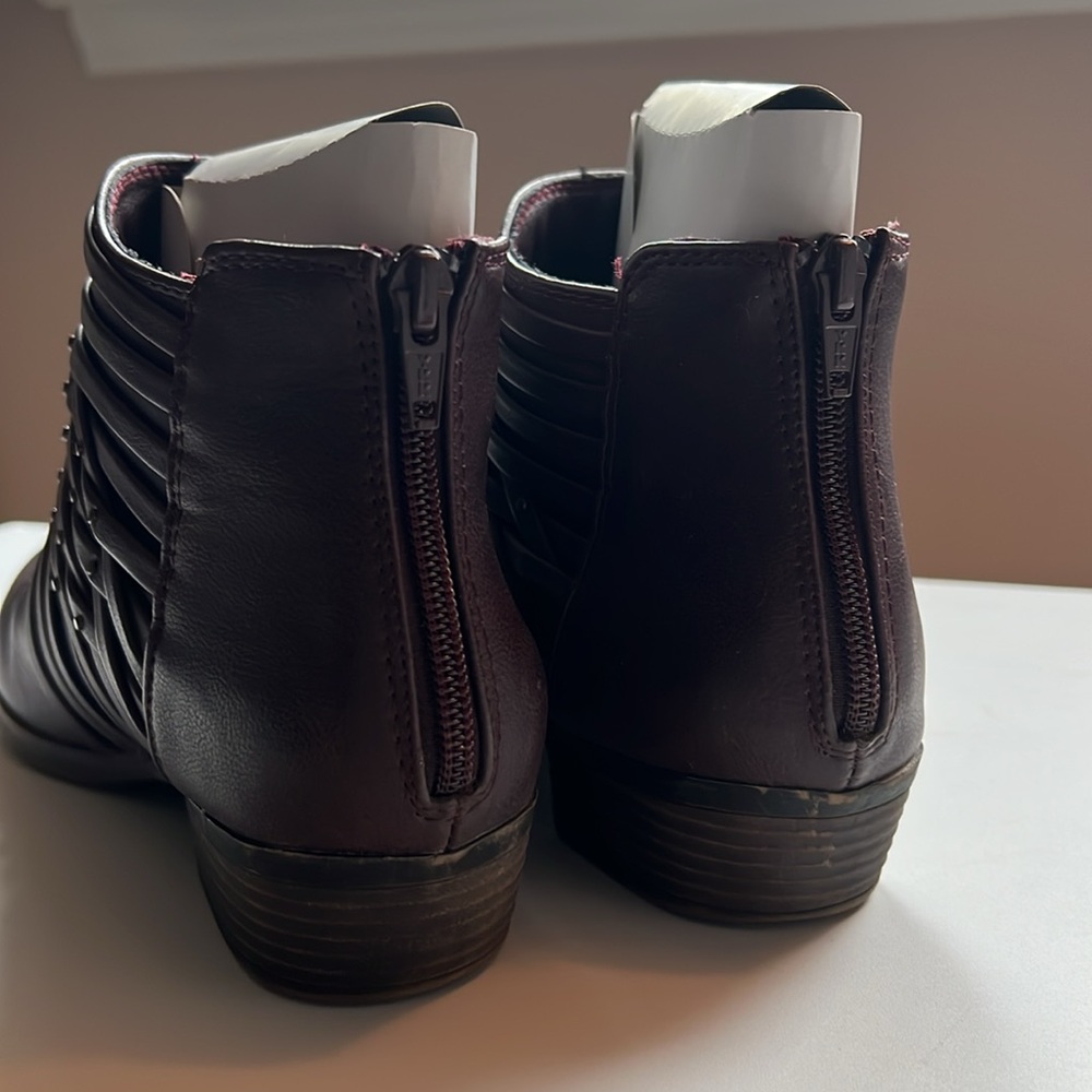 SO Women's Burgundy Ankle Boots. Zip up rear - Picture 6 of 6